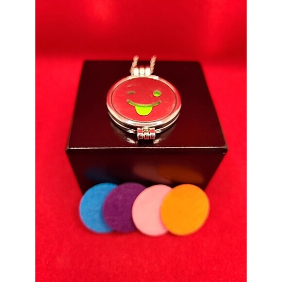 Aromatherapy Essential Oil Diffuser Necklace Locket Pendant 5 Refill Pads - Picture 3 of 6